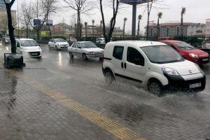 Bursa'da şiddetli lodos yerini yağmura bıraktı