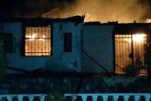 Şiddetli lodos itfaiye ekibine zor anlar yaşattı