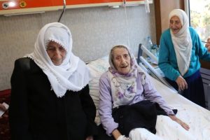 86'lık &uuml;&ccedil;&uuml;z nineleri hastalıkta ayıramadı