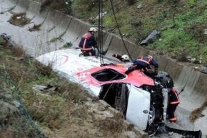Minib&uuml;s dere yatağına u&ccedil;tu: 2 &ouml;l&uuml; 2 yaralı