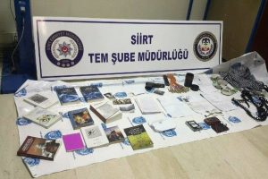9 evde 30 el bombası d&uuml;zeneği ve silah ele ge&ccedil;irildi