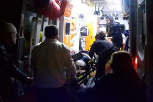 Evinin &ouml;n&uuml;nde silahlı saldırıya uğradı