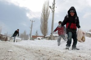 Balıkesir'in 6 il&ccedil;esinde eğitime kar engeli