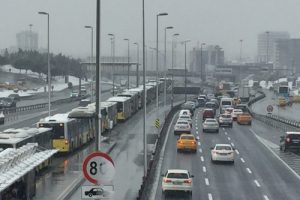 Metrob&uuml;s kaza yaptı: 5 yaralı