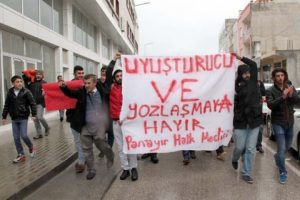 Bursa'da uyuşturucudan karışan mahallede 'uyuşan gen&ccedil;lik istemiyoruz' y&uuml;r&uuml;y&uuml;ş&uuml;
