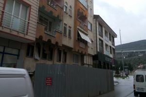 Bursa'da faciaya davetiye &ccedil;ıkaran apartman yıkılamıyor!