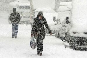 Japonya'da kar yağışı hayatı fel&ccedil; etti