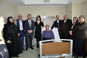 Biyonik g&ouml;z ameliyatından sonra ekmeğini elinden bırakarak yiyebilecek