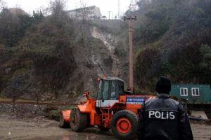Zonguldak'ta terminal otoparkında heyelan