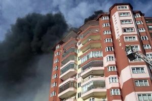 Lodosun vurduğu &ccedil;atı onarılırken yangın &ccedil;ıktı