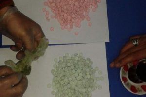 &Uuml;niversite &ouml;ğrencilerine uyuşturucu hap satacaklardı