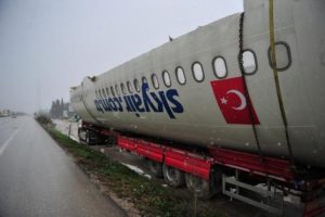 Restoran olacak u&ccedil;ak, 8 par&ccedil;aya b&ouml;l&uuml;n&uuml;p, 7 TIR'la taşındı