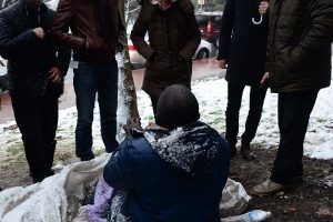 Otob&uuml;s durağında yatan evsiz yardım talebini kabul etmedi