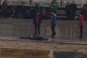Denizli'de tekstil iş&ccedil;isi yolun karşısına ge&ccedil;emedi