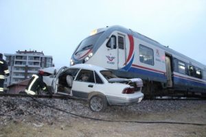 Konya'da tren otomobile &ccedil;arptı