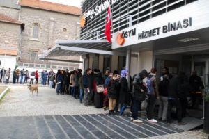 Soğukta YGS başvuru kuyruğu
