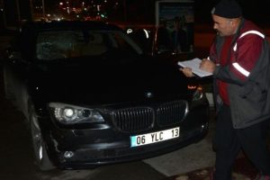 Karab&uuml;k'te otomobilin &ccedil;arptığı &uuml;niversiteli &ouml;ld&uuml;