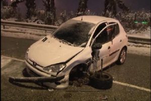 TEM yan yolda iki ara&ccedil; kafa kafaya &ccedil;arpıştı: 1 yaralı