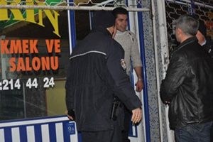 Yemek yediği pide salonunda mahsur kaldı