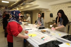 Bursalı kadınlar pasta yapımını, uzmanlarından &ouml;ğreniyor