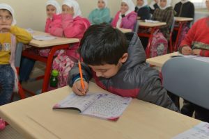 Bursalı spor kul&uuml;b&uuml;nden Suriyeli &ouml;ğrencilere T&uuml;rk&ccedil;e eğitim