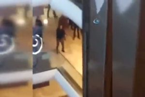 İstanbul'da  AVM'de polise bı&ccedil;ak &ccedil;ektiler