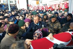 Şehidin babası cenazeye polis &uuml;niforması ile katıldı