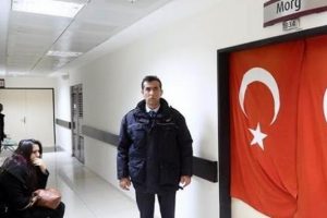 Şehit polisin kız arkadaşı morg kapısında bekledi