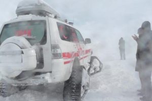 Muş'ta hasta &ccedil;ocuğa 5 saat karla m&uuml;cadele edilerek ulaşıldı