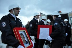 Şehit polis Alican &Ouml;zt&uuml;rk'&uuml;n cenazesi g&ouml;zyaşlarıyla karşılandı