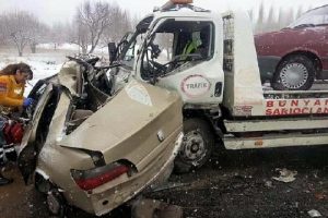Otomobil ile &ccedil;ekici &ccedil;arpıştı: 1 &ouml;l&uuml;, 4 yaralı