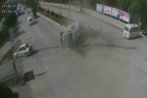 Otomobilin &ccedil;arptığı ambulans b&ouml;yle takla attı