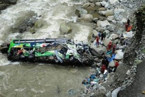Peru'da otob&uuml;s u&ccedil;uruma yuvarlandı: 16 &ouml;l&uuml;