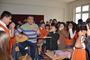 &Uuml;nl&uuml; t&uuml;rk&uuml;c&uuml; domuz gribi şarkısıyla Bursa'da kahvehaneleri dolaştı