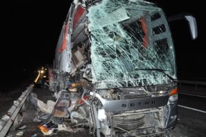 Yolcu otob&uuml;s&uuml; TIR'a &ccedil;arptı: 14 yaralı