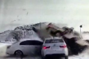 Karlı zeminde zincirleme kaza