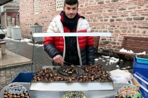 Bursa'ya kar yağdı, kestanecilerin y&uuml;z&uuml; g&uuml;ld&uuml;