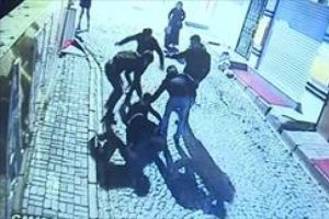 Kafasına defalarca tekme attılar!