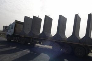 Nusaybin'de Suriye sınırına 3 metre y&uuml;ksekliğinde beton duvar