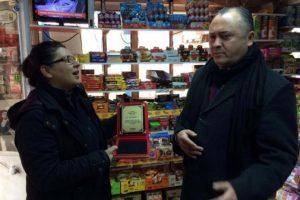Soygunculara direnen kadın b&uuml;feciye cesaret plaketi