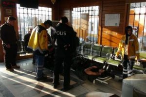 Galata K&ouml;pr&uuml;s&uuml;'nden denize atlayan gen&ccedil; kurtarıldı