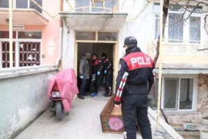 Para vermeyen annesi ve komşu kadını &ouml;ld&uuml;rd&uuml;