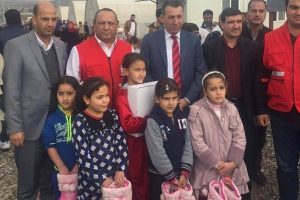 T&uuml;rk Kızılayı Zaho'da 900 g&ouml;&ccedil;men &ccedil;ocuğa kışlık ayakkabı dağıttı