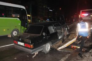 Hızla gelen ara&ccedil; otob&uuml;se &ccedil;arptı: 1 &ouml;l&uuml;
