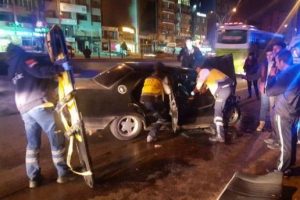 Halk otob&uuml;s&uuml;ne &ccedil;arpan otomobilin s&uuml;r&uuml;c&uuml;s&uuml; &ouml;ld&uuml;
