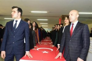 Vergi memurları bayrağa el basıp yemin etti