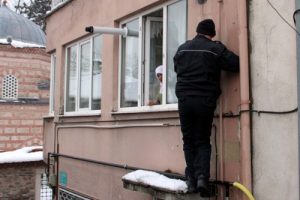 Bursa'da 'Kapım kilitli' diye yardım isteyen yaşlı kadını polis kurtardı