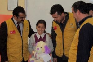 1 TL har&ccedil;lığıyla bağış yapan minik &ouml;ğrenciye burs