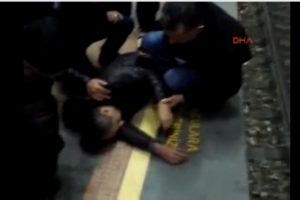 Bursa'da metro istasyonunda bayıldı 112 acil servisi b&ouml;yle bekledi!