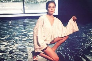 Burcu Biricik bı&ccedil;ak altına yattı...